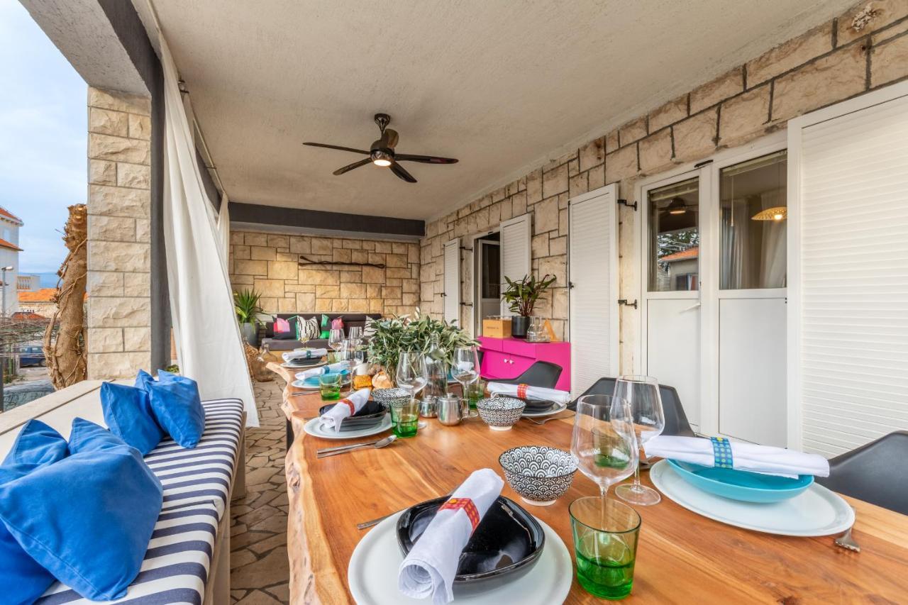 Apartment Lota With Heated Pool On Top Location Supetar Buitenkant foto