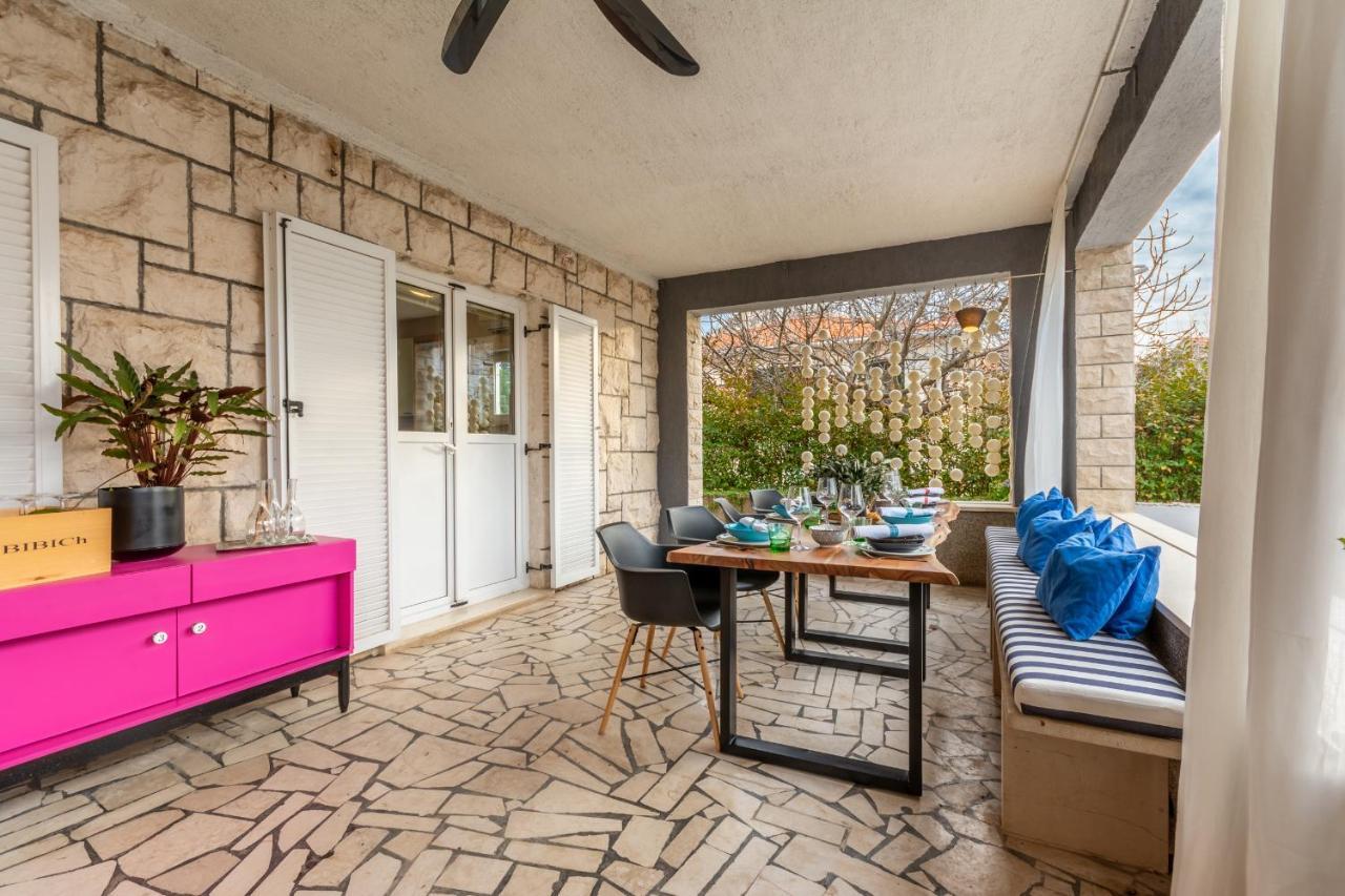 Apartment Lota With Heated Pool On Top Location Supetar Buitenkant foto
