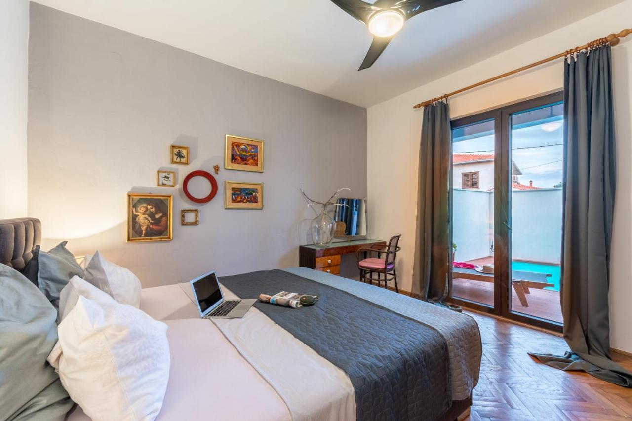 Apartment Lota With Heated Pool On Top Location Supetar Buitenkant foto