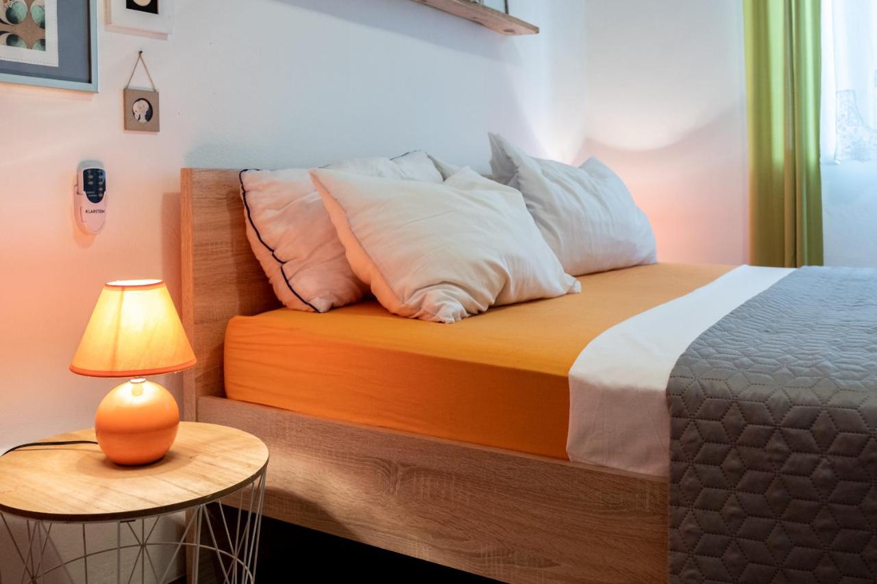 Apartment Lota With Heated Pool On Top Location Supetar Buitenkant foto