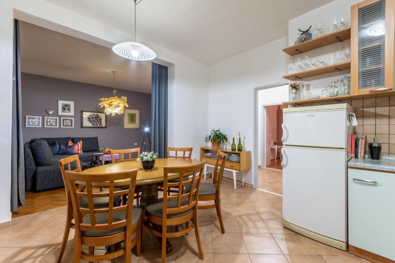 Apartment Lota With Heated Pool On Top Location Supetar Buitenkant foto