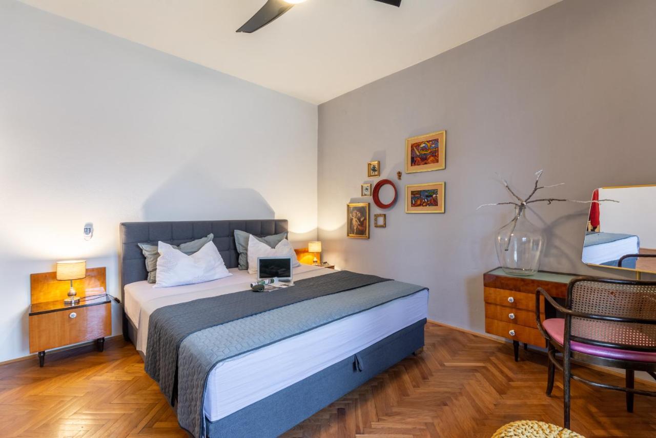 Apartment Lota With Heated Pool On Top Location Supetar Buitenkant foto