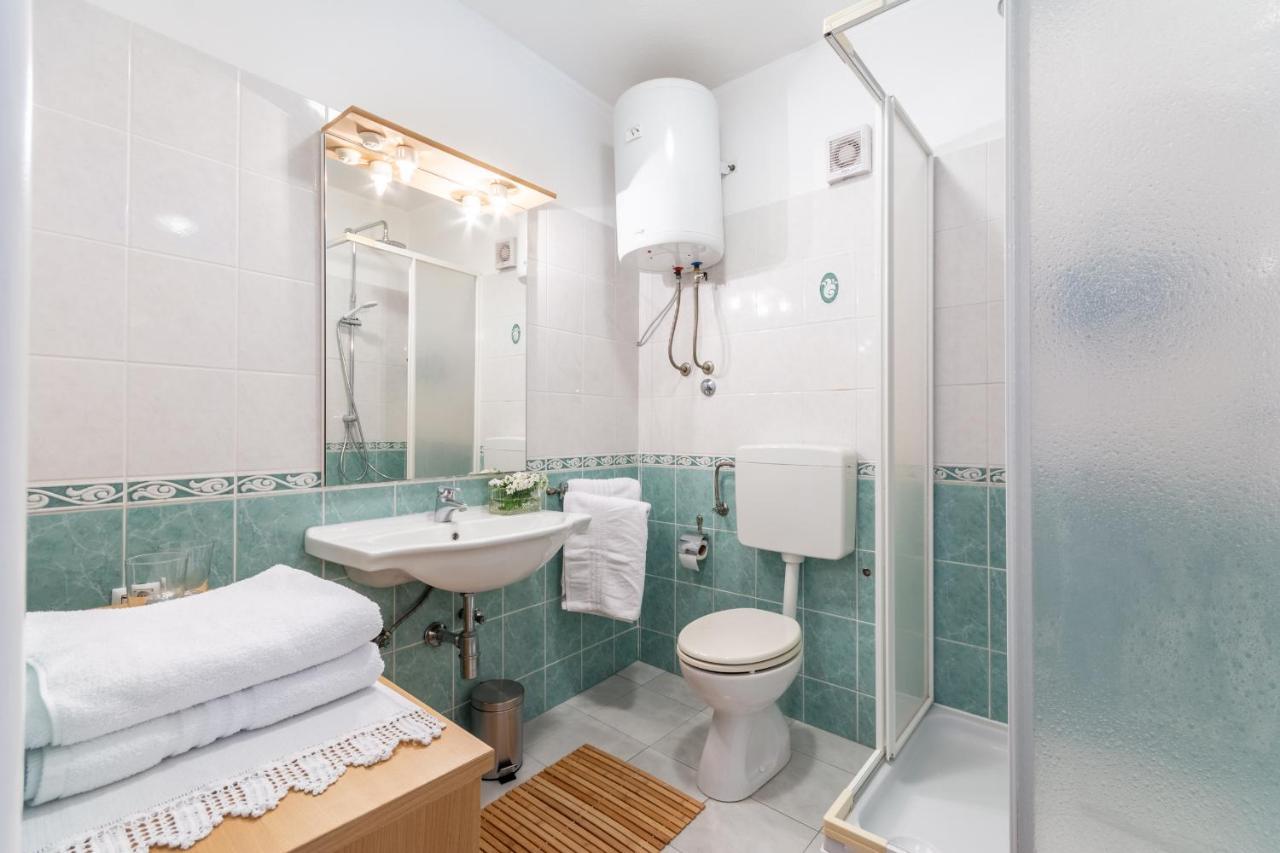 Apartment Lota With Heated Pool On Top Location Supetar Buitenkant foto
